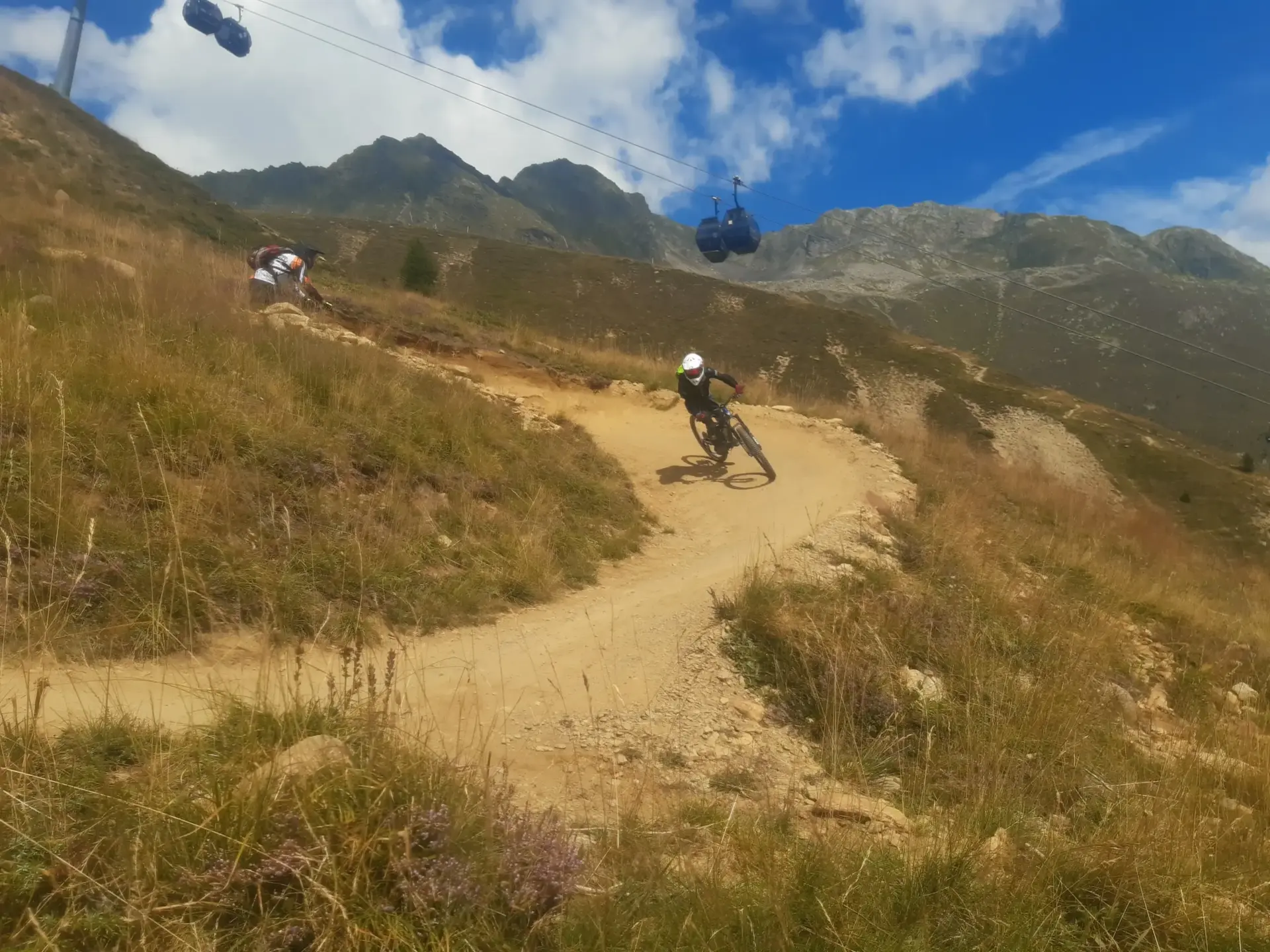 Zwei Downhillbiker auf der Harbe Line