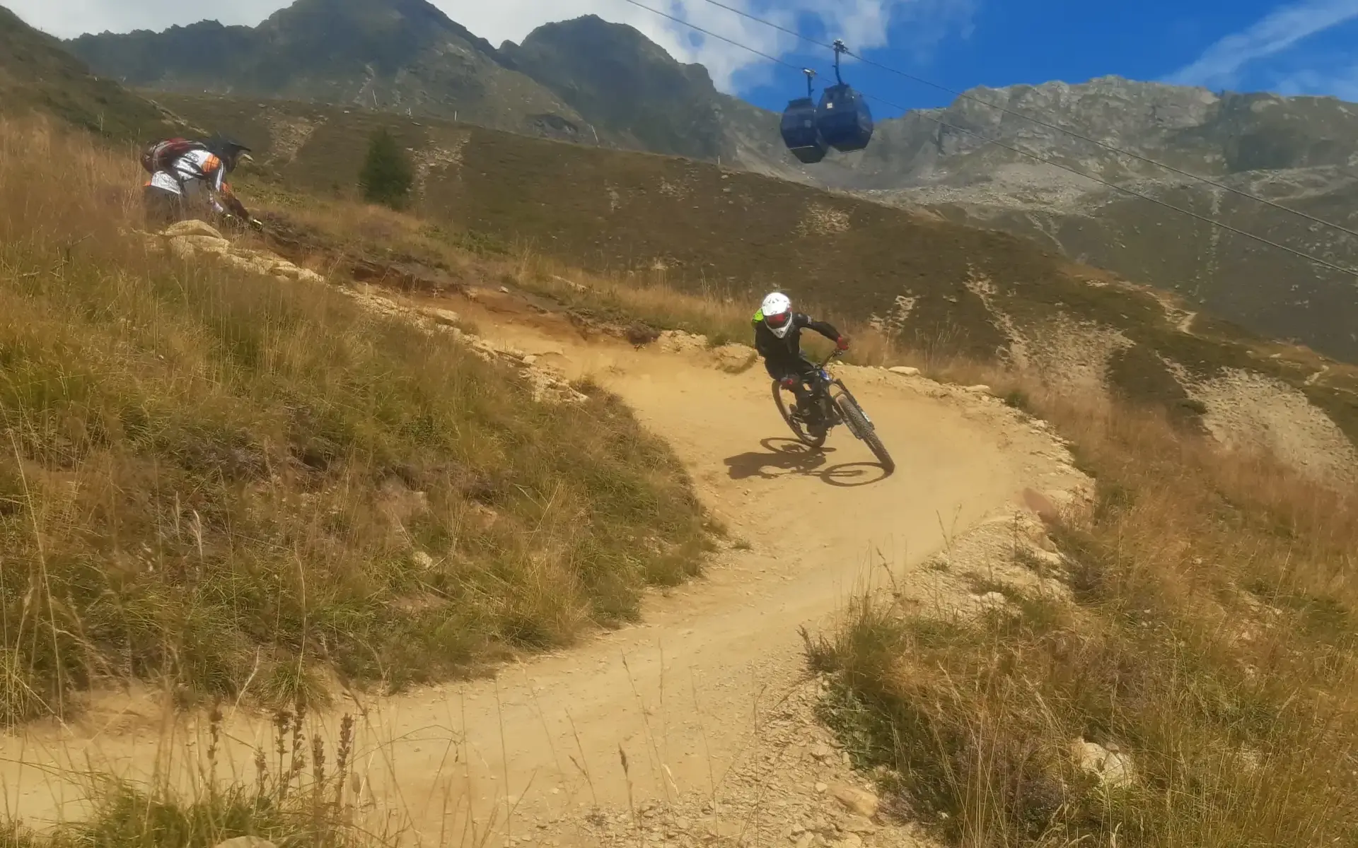 Sommer-2026 Zwei Downhillbiker auf der Harbe Line
